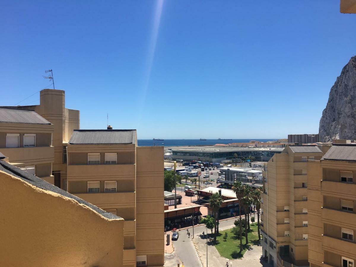 Monkey Room La Línea de la Concepción المظهر الخارجي الصورة